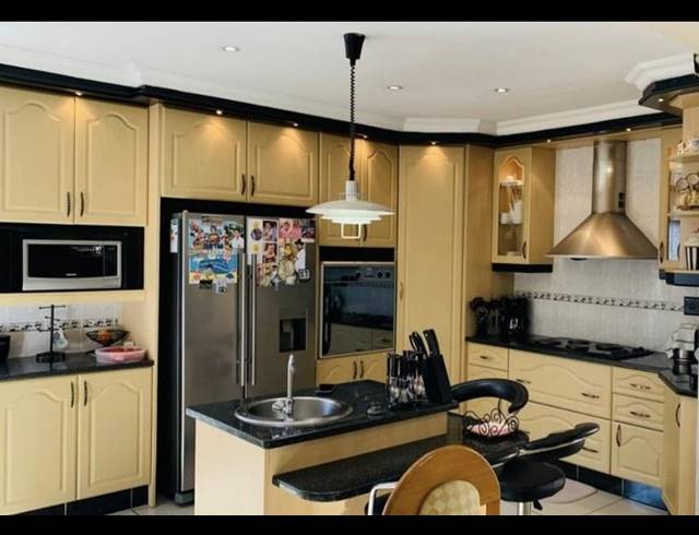 5 BEDROOM HOUSE FOR SALE IN CENTENARY PARK